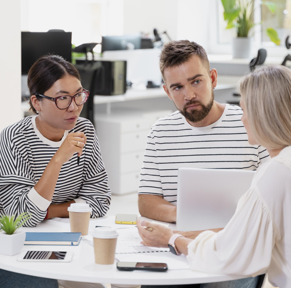Médiateur et collaborateurs en discussion