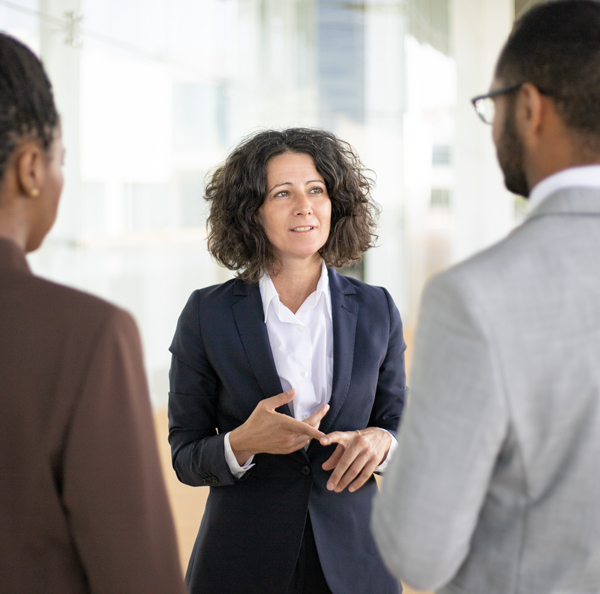 Dialogue entre collègues accompagné par un médiateur